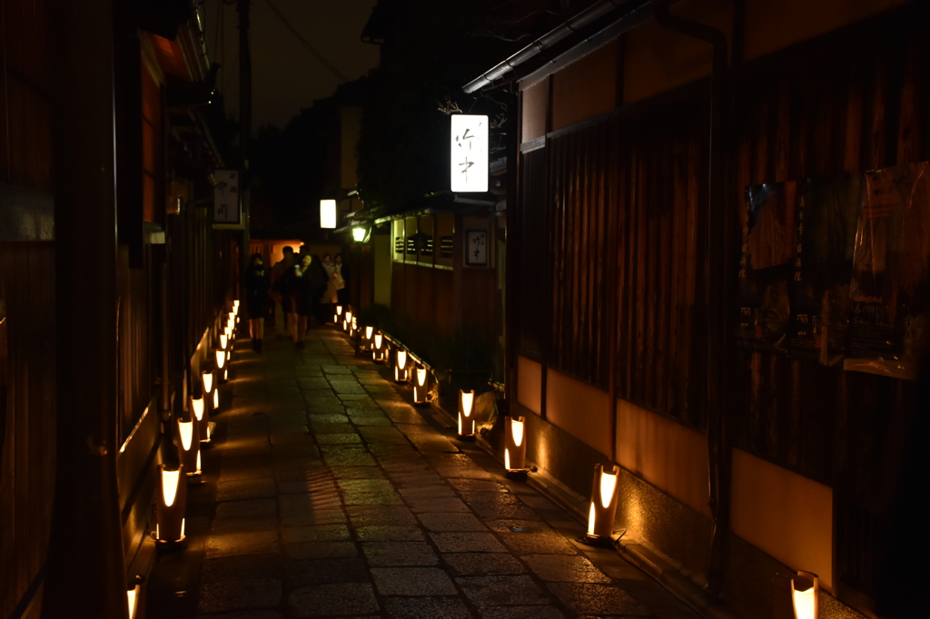 花灯路　八坂鳥居前下る