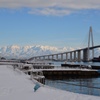 雪の新湊大橋