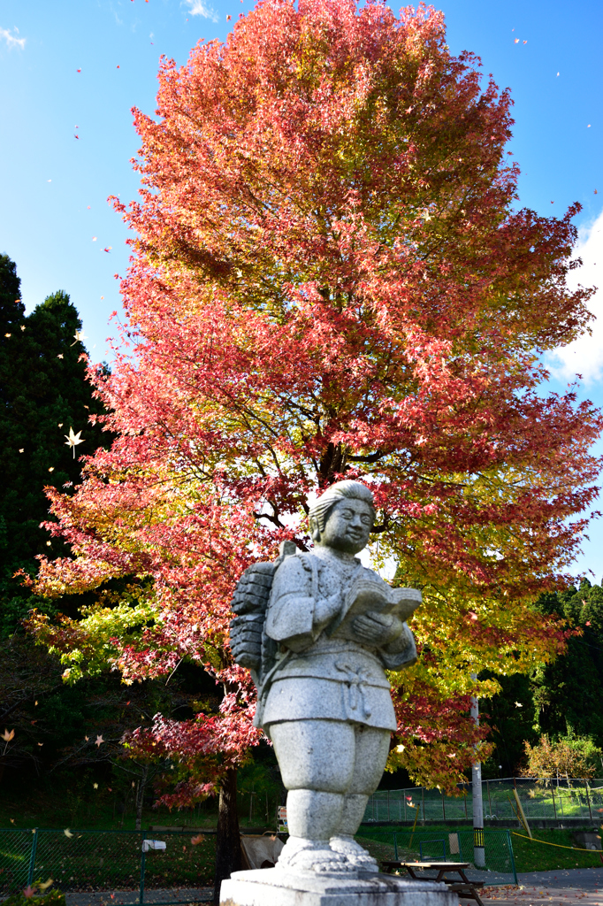 紅葉と二宮金次郎像