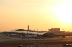 夕焼けに染まる関空