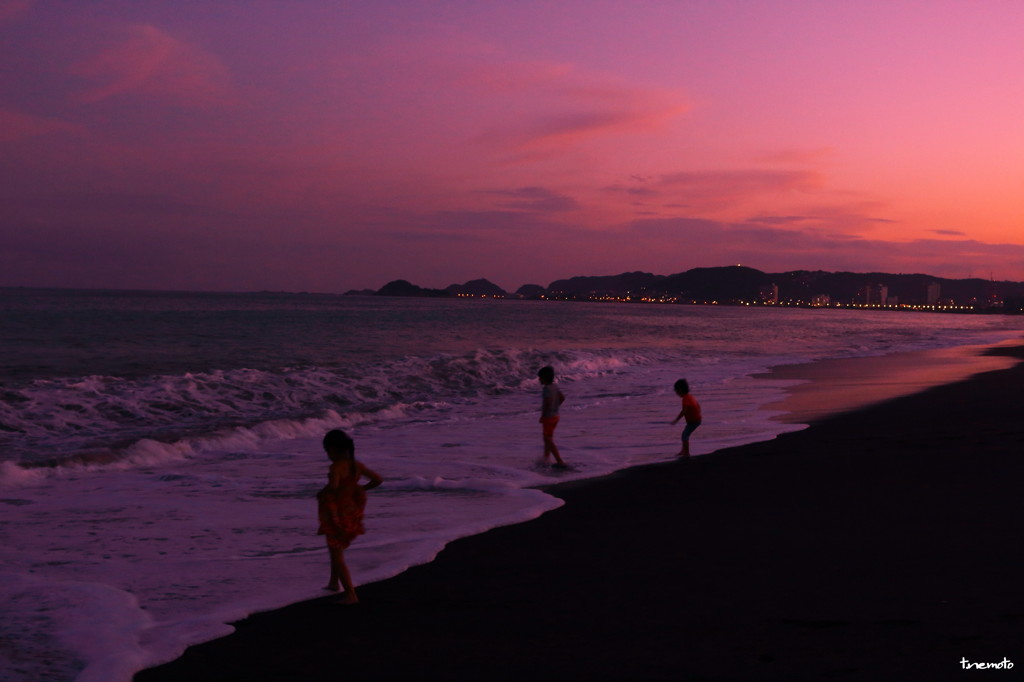 夕暮れを惜しむ子供たち