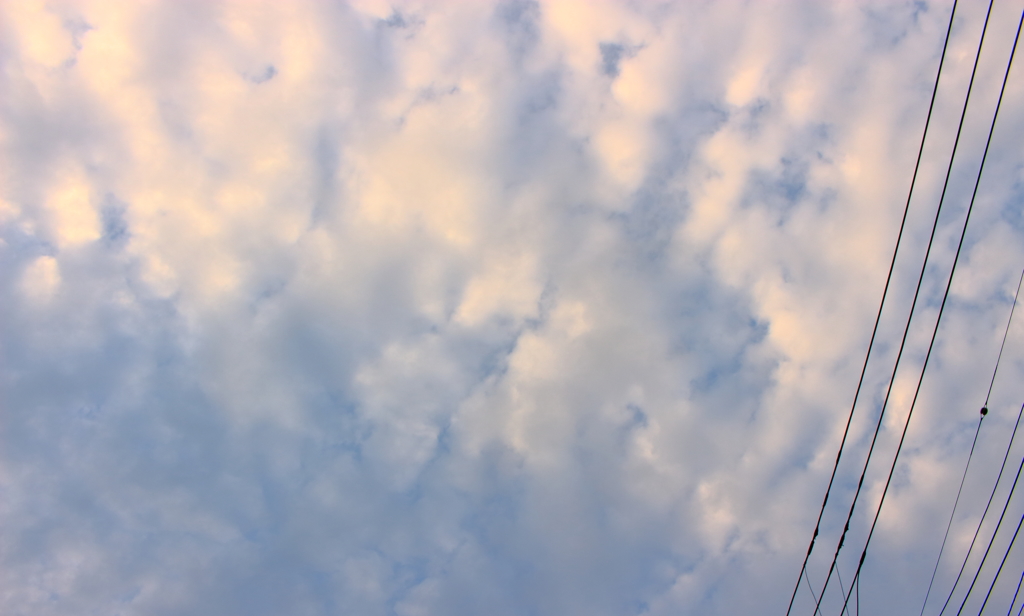 曇り空の隙間に青