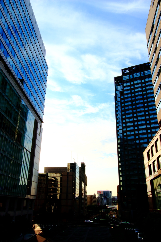 ビル谷間から空を見る