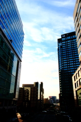 ビル谷間から空を見る