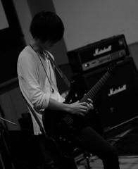 ギターの音が聴こえる。