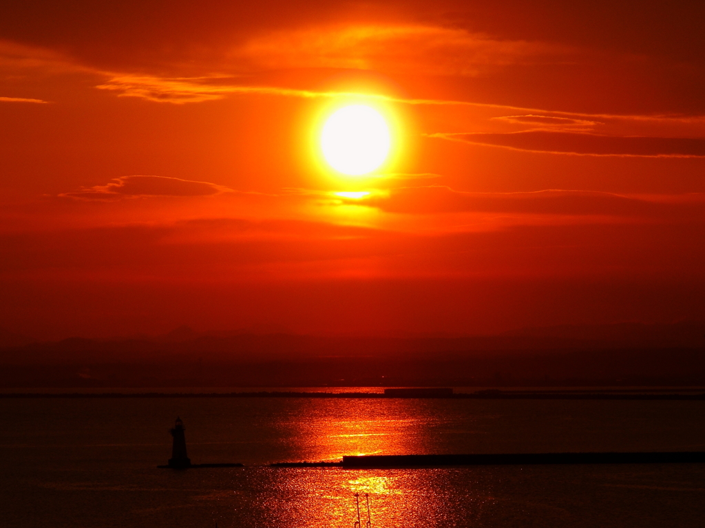 夕日が海に落ちる街から