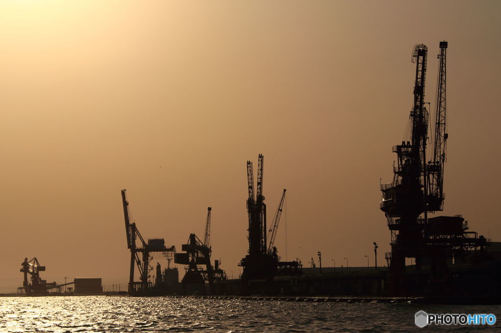 巨大荷役機械の夕暮れ