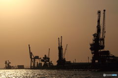 巨大荷役機械の夕暮れ