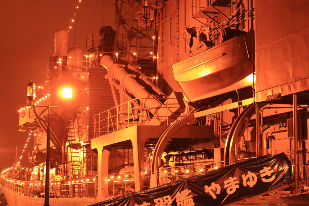 軍艦が作り出す夜