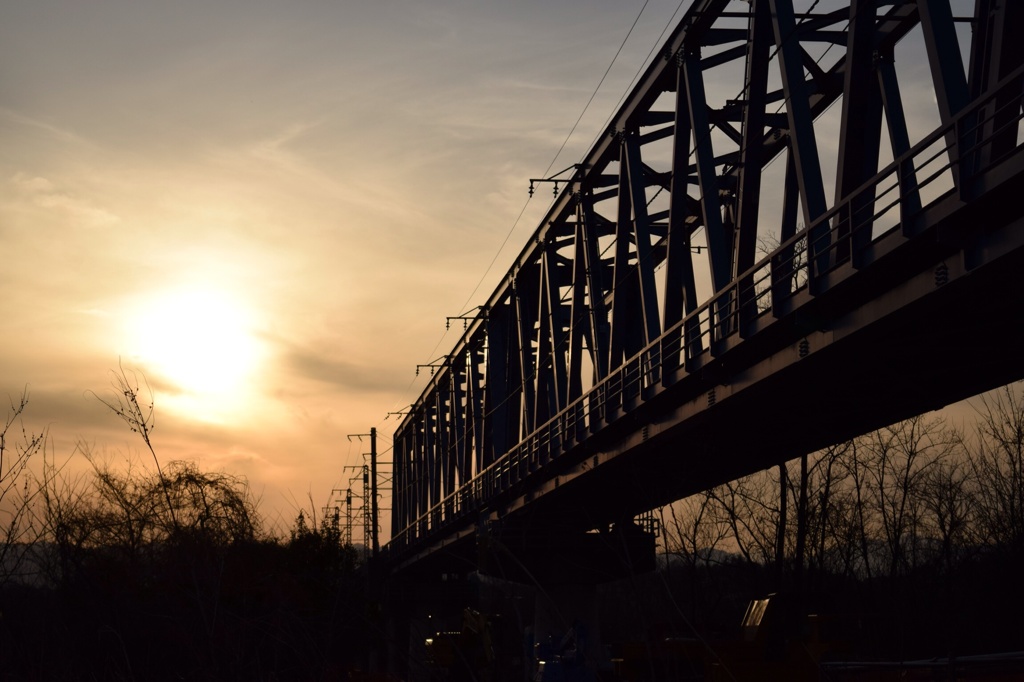 夕日に染まる鉄道橋