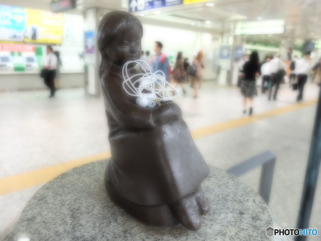 赤い靴履いてた女の子。