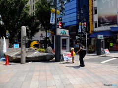 新宿東口にて。