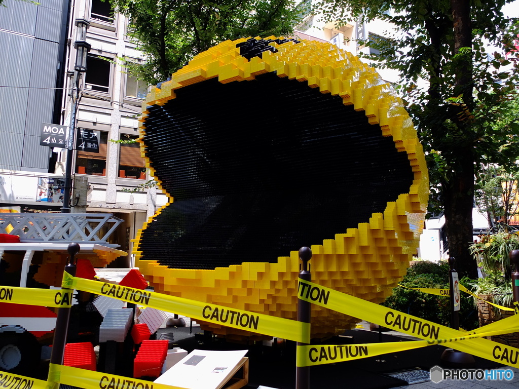 新宿東口にて。