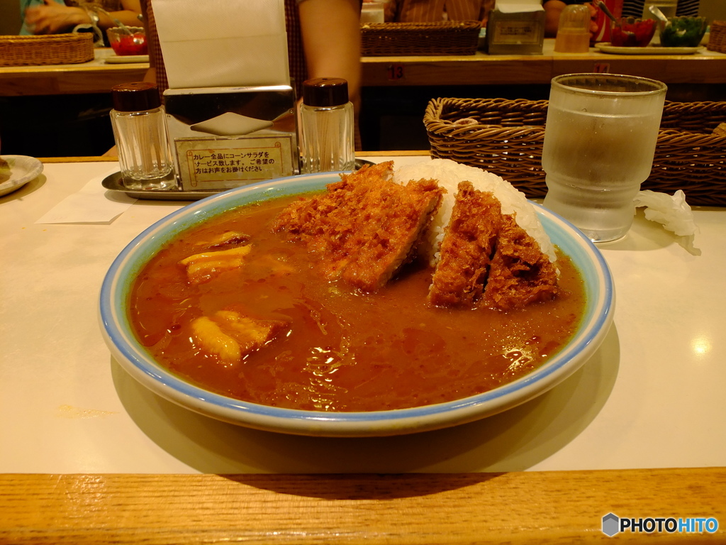 新宿東口にて。