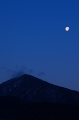 愛鷹山と月