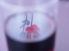 グラスに浮かぶ花