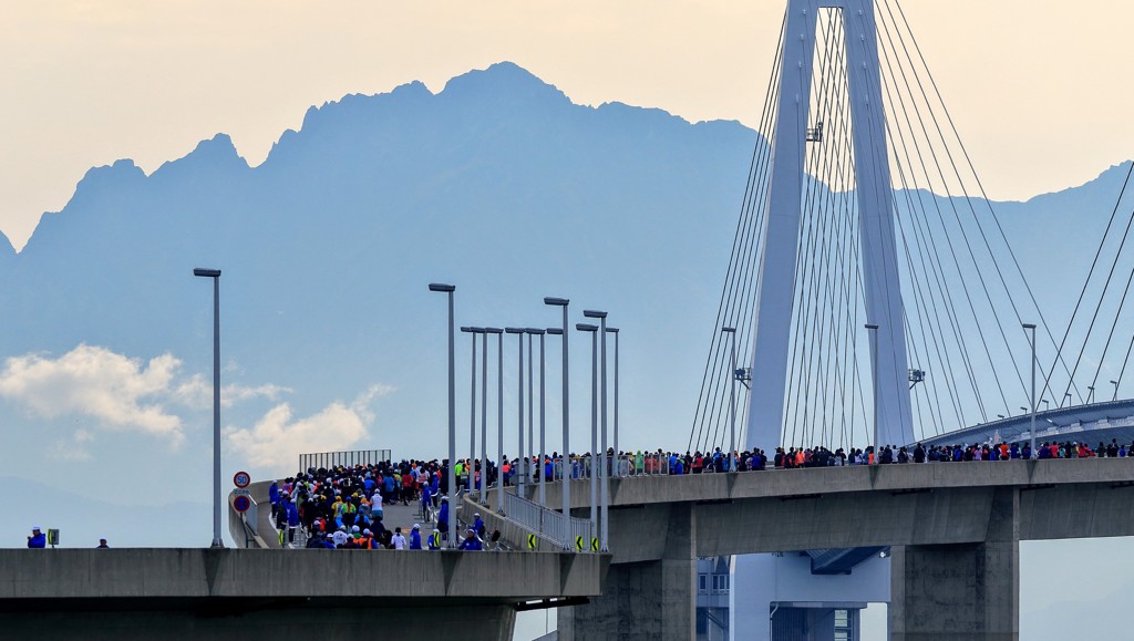 富山マラソン2016 剱岳に向かって新湊大橋を駆ける