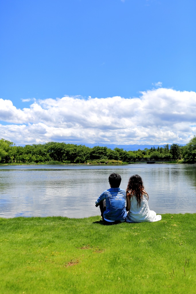 青空と雲と芝生と二人