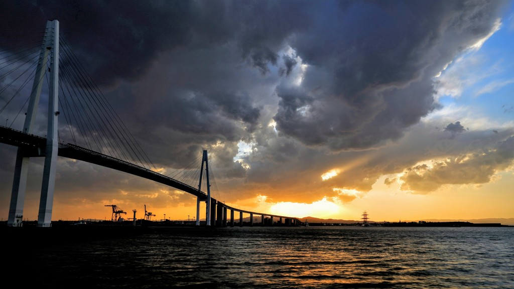 夕日 VS 雨雲