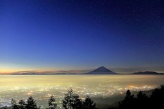 甲府の街灯りに浮かぶ