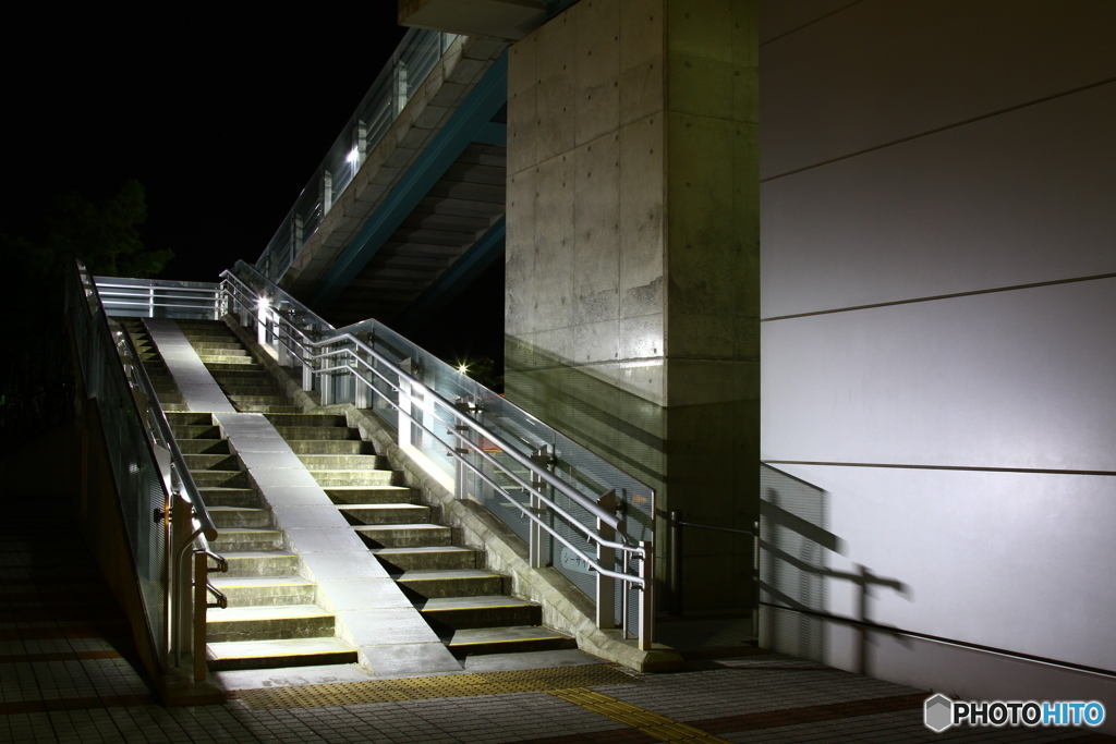 夜、歩道橋２