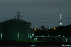 夜　石油タンクとスカイツリー