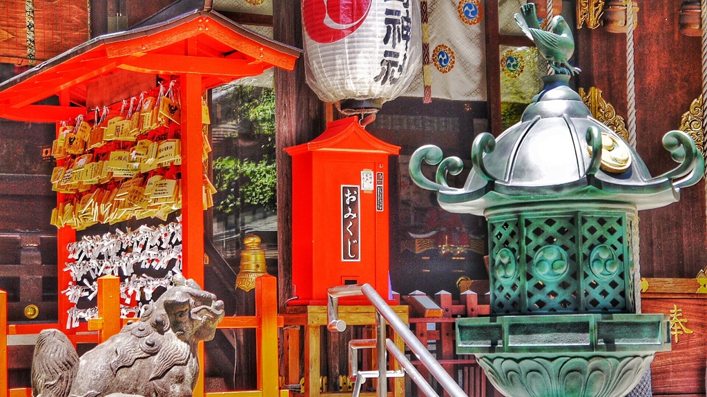 熊野神社とｶﾞﾗｽの映り込み？