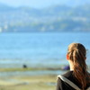 海を見つめる少女