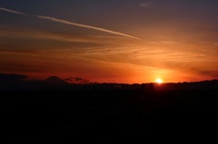 富士山と夕日と飛行機雲と