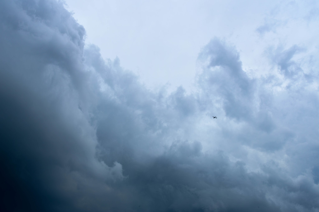 飛行機と雲