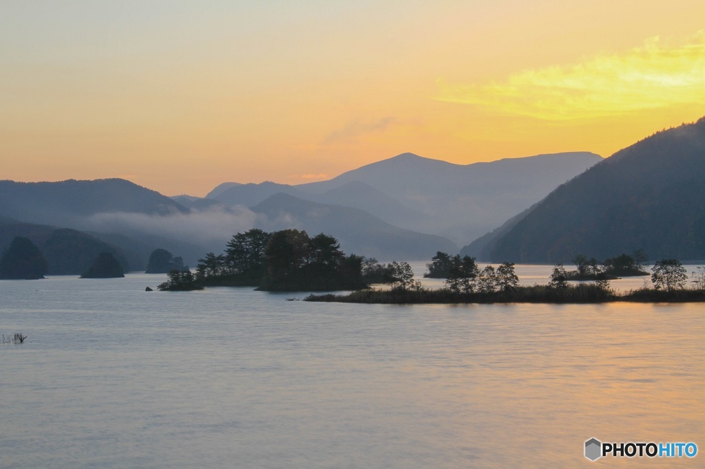 秋元湖の夜明け