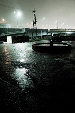雨の中、主人を待つ愛車206