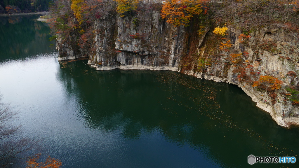 1170426 川と紅葉と…@福島県三島町