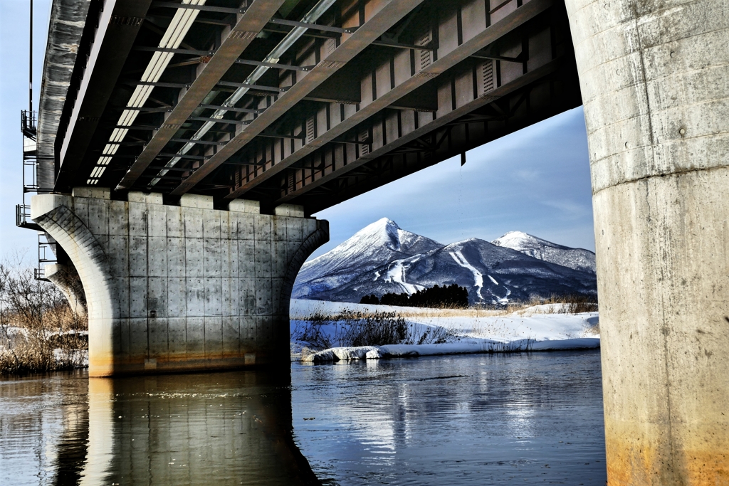 橋の下から磐梯山