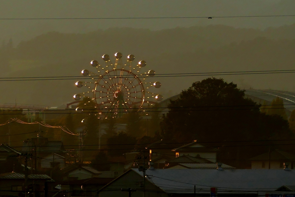 夕日を浴びて光る観覧車