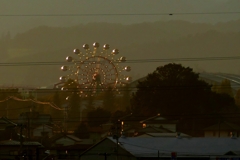 夕日を浴びて光る観覧車