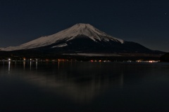 月夜に浮かぶ富士