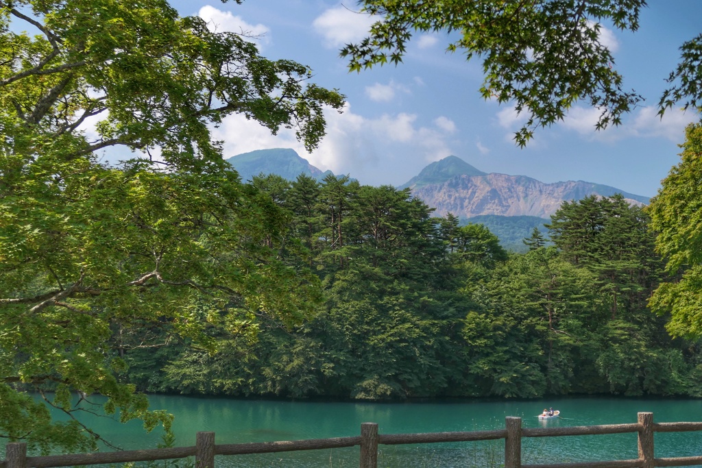真夏の毘沙門沼と磐梯山１