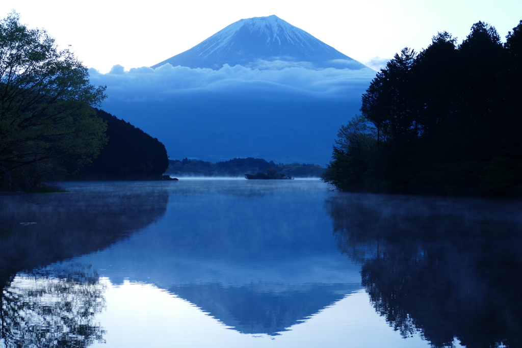 夜明けを待つ富士山