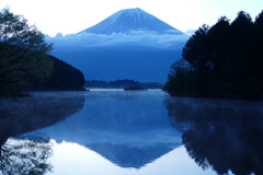 夜明けを待つ富士山