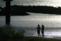 光る海の二人