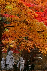 地蔵と紅葉と……  縦画像その３