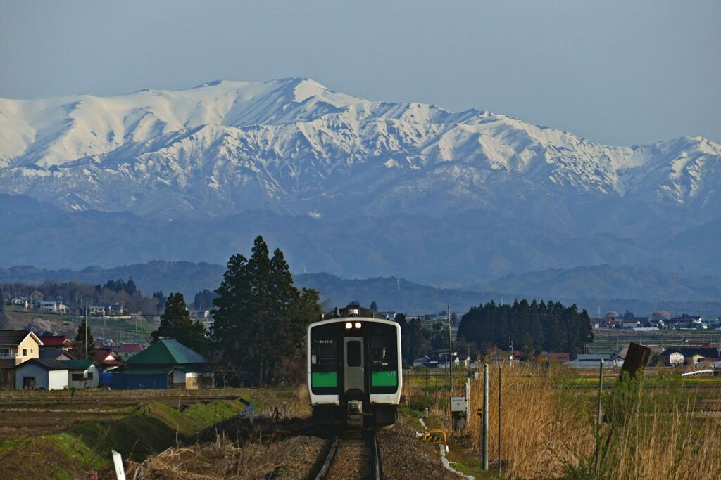 飯豊山と只見線電車２