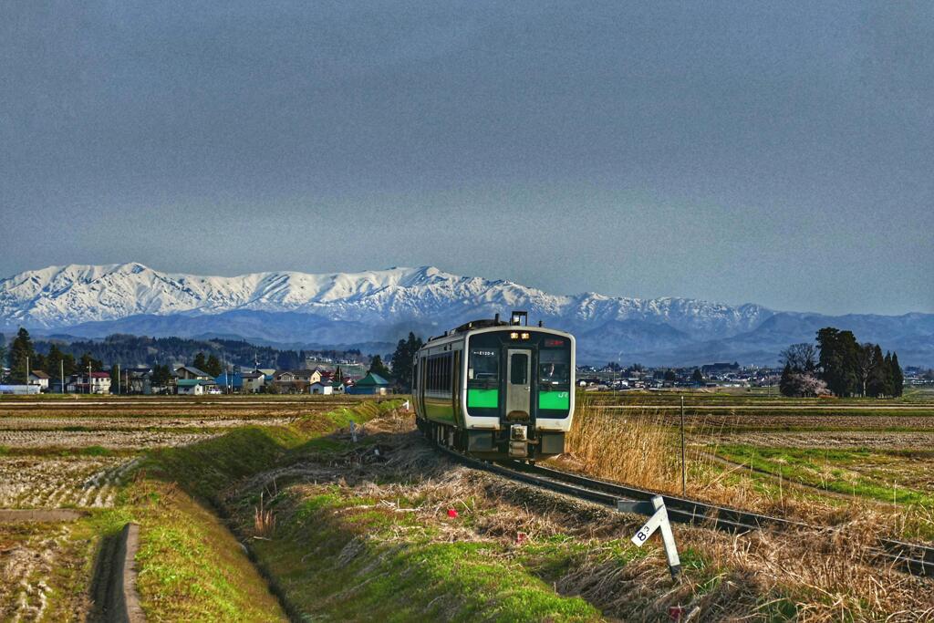飯豊山と只見線電車