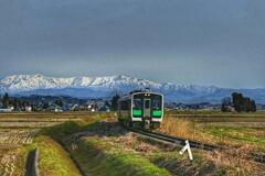 飯豊山と只見線電車