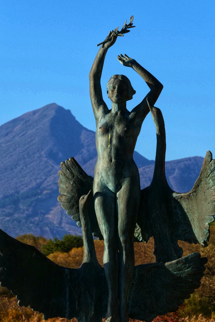 磐梯山と銅像と