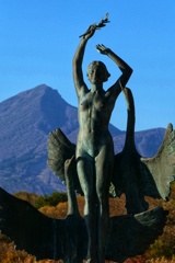 磐梯山と銅像と