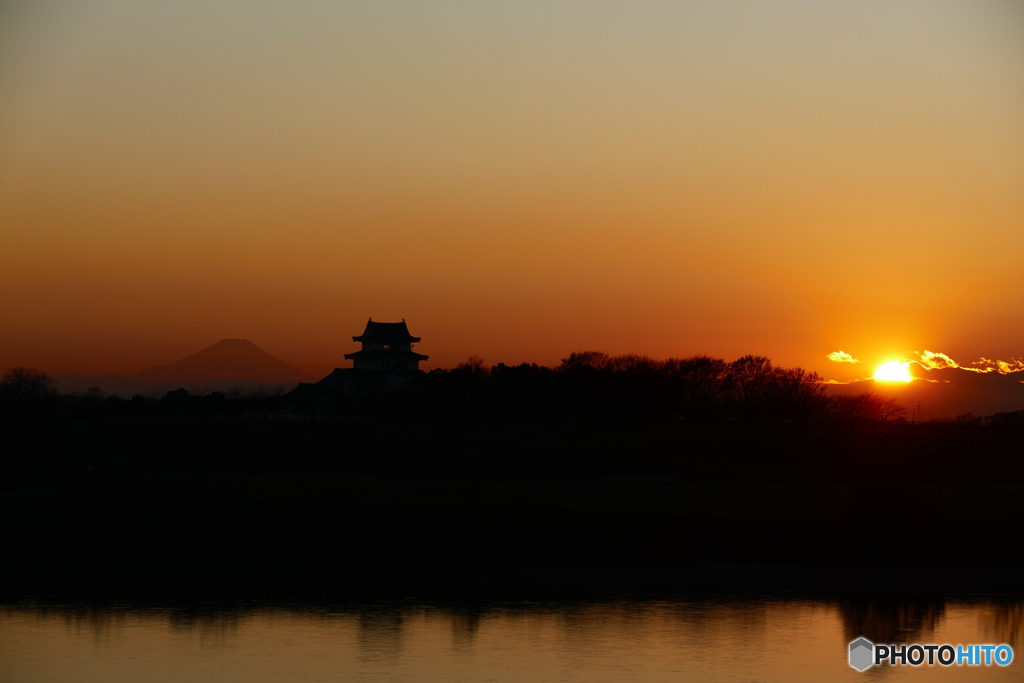 太陽と城と富士山