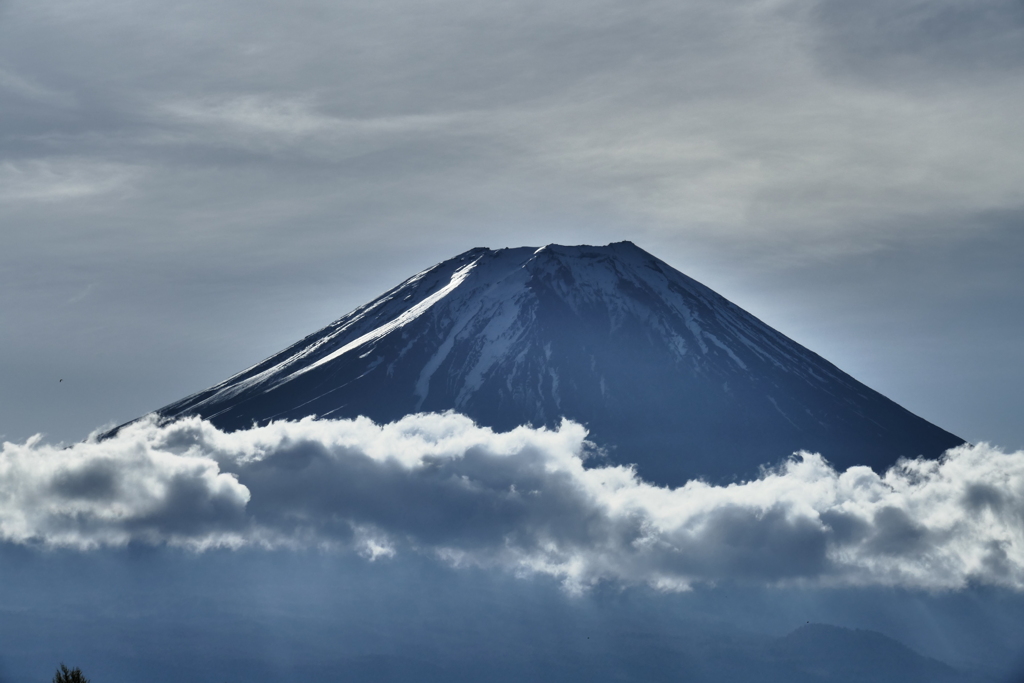 頭を雲の上に出し