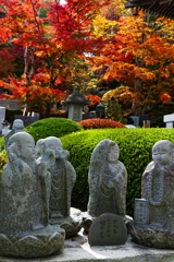 地蔵と紅葉と……  縦画像その２
